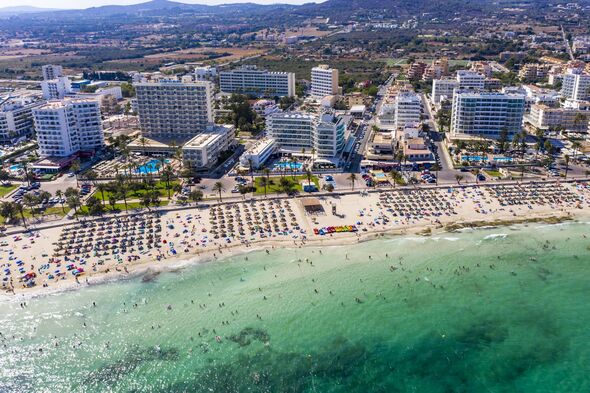 Espagne, Îles Baléares, Cala Bona, vue aérienne de la station balnéaire et de la plage bondée en été
