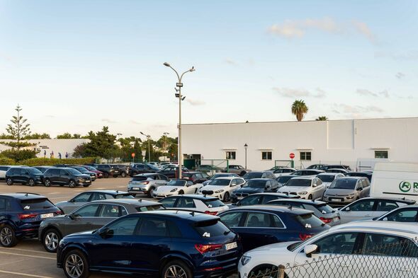 Parking avec voitures de location de la société Roig