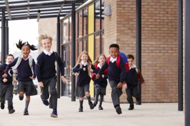 Les écoles britanniques introduisent cette semaine une nouvelle règle d'uniforme pour les élèves - commence lundi