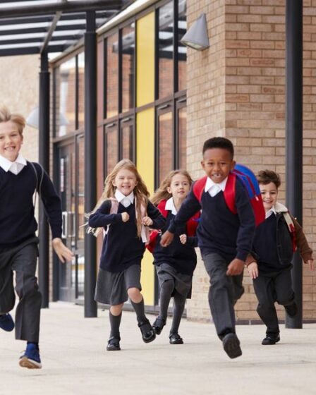 Les écoles britanniques introduisent cette semaine une nouvelle règle d'uniforme pour les élèves - commence lundi