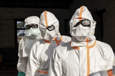 Horreur alors qu'un passager tombe malade du virus Ebola lors d'un vol vers l'Europe