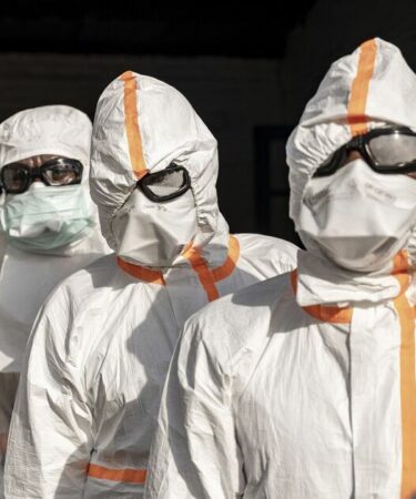 Horreur alors qu'un passager tombe malade du virus Ebola lors d'un vol vers l'Europe