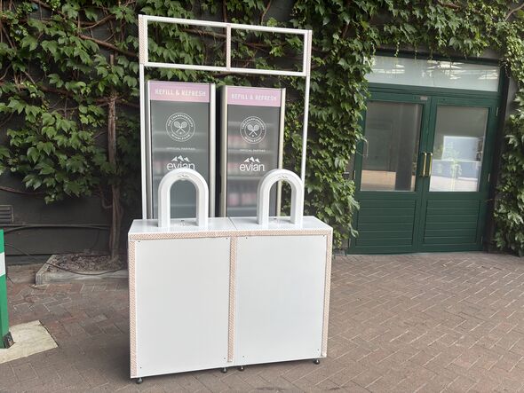 Une station de remplissage d'eau à Wimbledon
