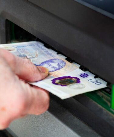 "Si je veux utiliser la banque la plus proche, je devrais parcourir 114 miles"