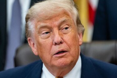 CNN fait une pause pour annoncer l'actualité de Trump alors que les craintes en matière de santé montent en flèche après la perte du président