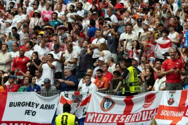 Coupe du monde EN DIRECT : des supporters en colère manifestent contre l'interdiction du drapeau anglais du stade