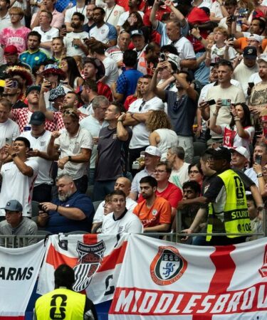 Coupe du monde EN DIRECT : des supporters en colère manifestent contre l'interdiction du drapeau anglais du stade