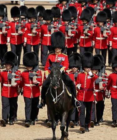 Des images incroyables montrent des soldats en train de répéter pour Trooping the Colour
