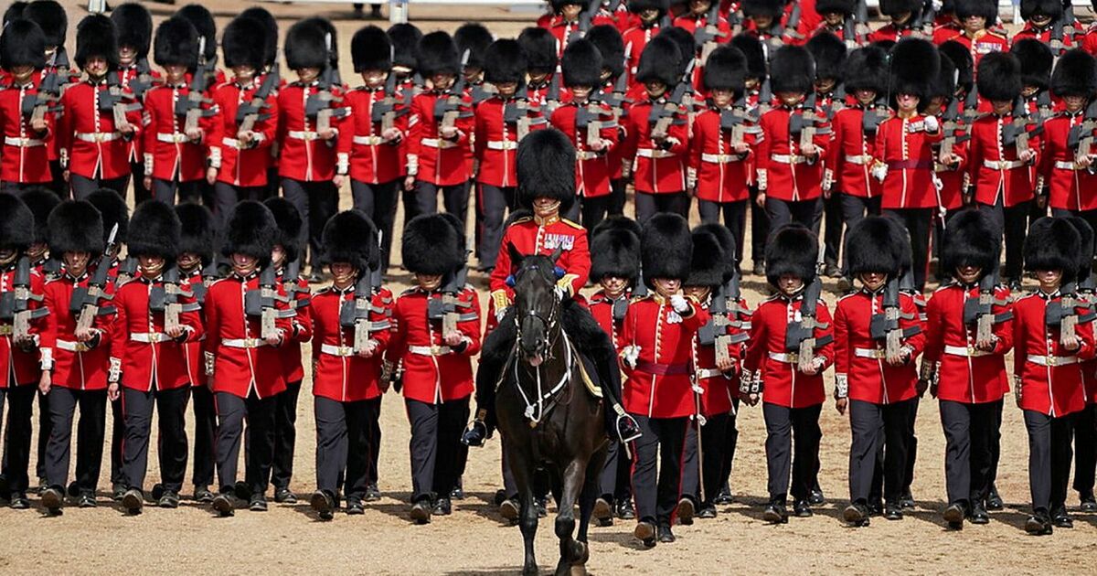 Des images incroyables montrent des soldats en train de répéter pour Trooping the Colour