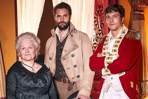 Une femme et deux hommes côte à côte, une capture de Beecham House