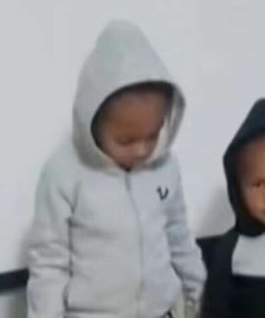 Horreur alors que les enfants se blottissaient les uns contre les autres et brûlaient vifs après que leur mère ait incendié la maison