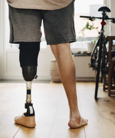 Horreur alors qu'un homme s'ampute son propre pied pour simuler un vol violent