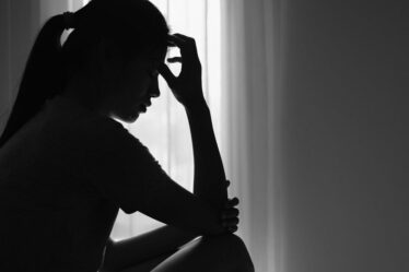 Horreur alors qu'une jeune fille de 14 ans est victime d'un viol collectif après que des hommes sont entrés par effraction chez elle - 4 personnes arrêtées