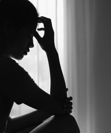 Horreur alors qu'une jeune fille de 14 ans est victime d'un viol collectif après que des hommes sont entrés par effraction chez elle - 4 personnes arrêtées