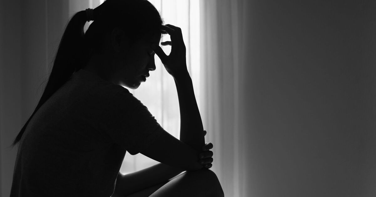Horreur alors qu'une jeune fille de 14 ans est victime d'un viol collectif après que des hommes sont entrés par effraction chez elle - 4 personnes arrêtées
