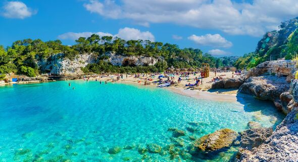 Eau bleue propre sur les îles Baléares en été