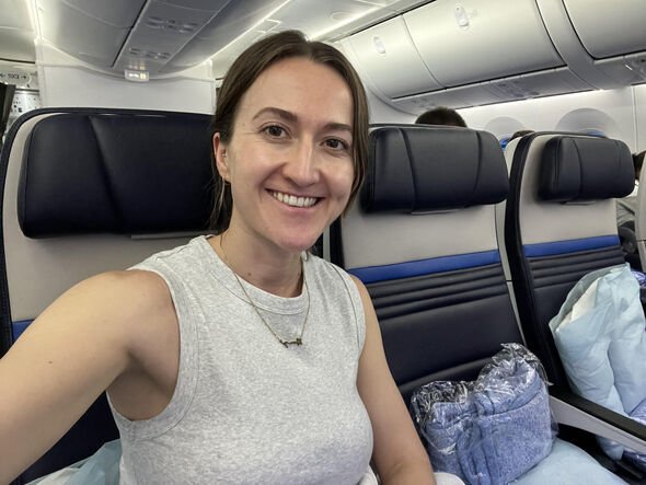 Amy Jones dans l'avion