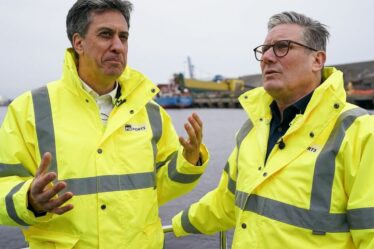 La guerre civile ouvrière éclate alors qu'Ed Miliband « refuse de répondre aux appels de Keir Starmer »