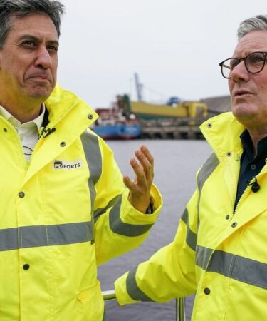 La guerre civile ouvrière éclate alors qu'Ed Miliband « refuse de répondre aux appels de Keir Starmer »