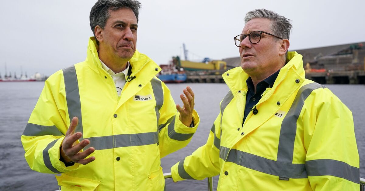 La guerre civile ouvrière éclate alors qu'Ed Miliband « refuse de répondre aux appels de Keir Starmer »