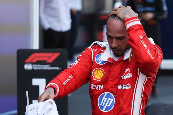 Lewis Hamilton s'essuie la tête au parc fermé Lewis Hamilton s'essuie la tête au parc fermé