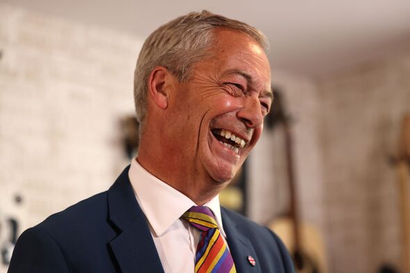 Nigel Farage s'adresse aux médias au Dam Bar & Grill à St Helens