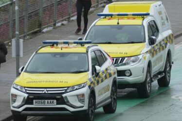 Le corps d'un homme retiré de la mer sur la plage de Brighton – quelques semaines après la tragédie de trois sœurs