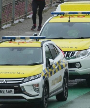 Le corps d'un homme retiré de la mer sur la plage de Brighton – quelques semaines après la tragédie de trois sœurs