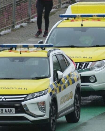 Le corps d'un homme retiré de la mer sur la plage de Brighton – quelques semaines après la tragédie de trois sœurs