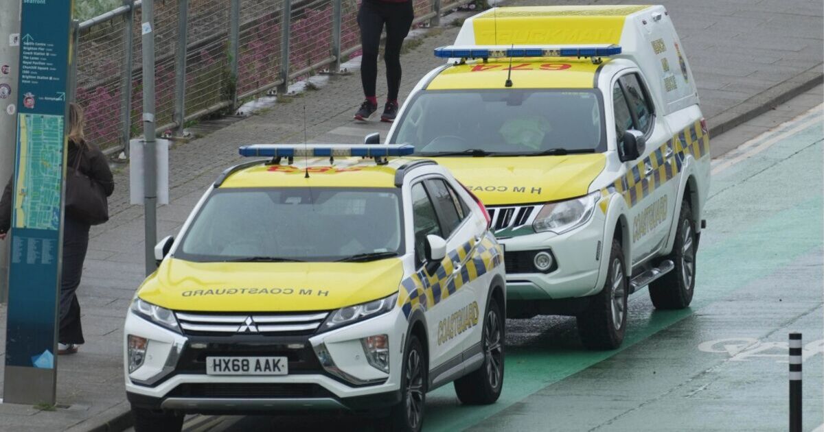 Le corps d'un homme retiré de la mer sur la plage de Brighton – quelques semaines après la tragédie de trois sœurs