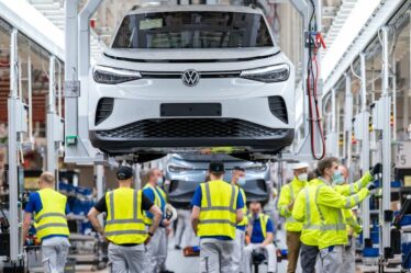 Le plan brutal du géant automobile visant à supprimer 100 000 emplois dévoilé – les véhicules électriques et les syndicats blâmés