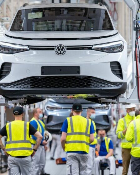Le plan brutal du géant automobile visant à supprimer 100 000 emplois dévoilé – les véhicules électriques et les syndicats blâmés