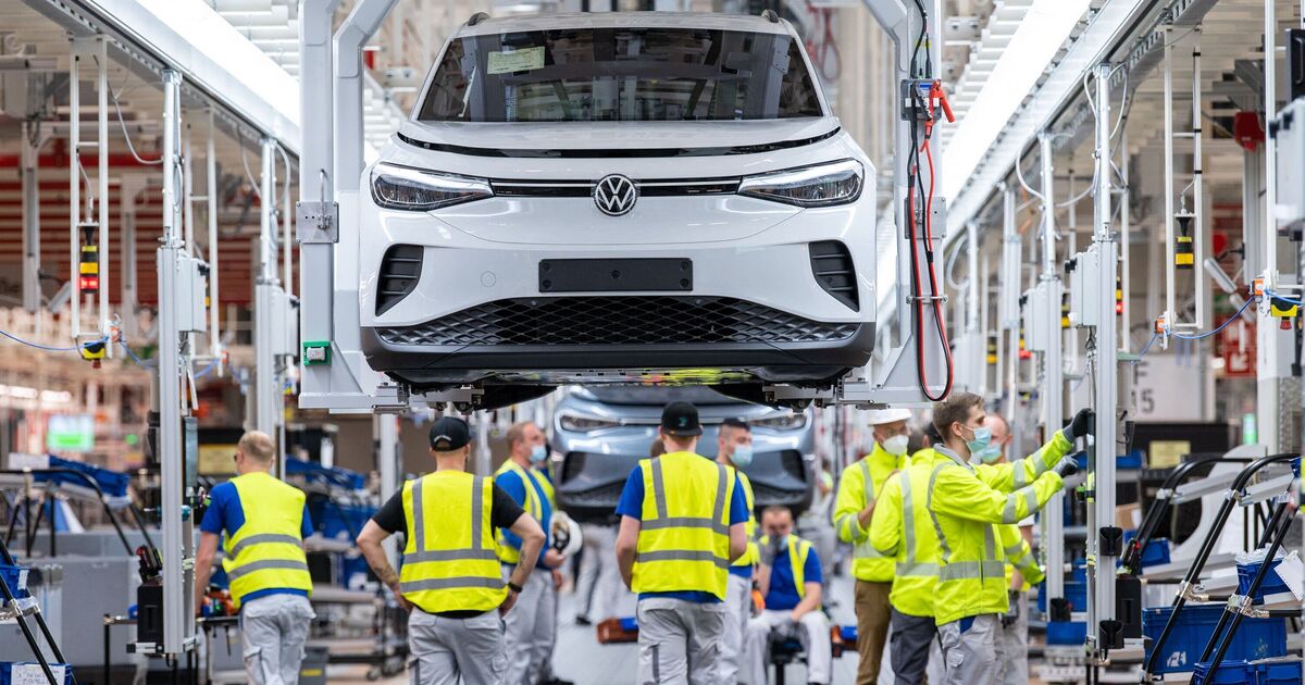 Le plan brutal du géant automobile visant à supprimer 100 000 emplois dévoilé – les véhicules électriques et les syndicats blâmés