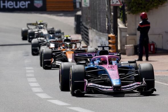 Trois voitures de F1 en course lors du Grand Prix de Monaco Trois voitures de F1 en course lors du Grand Prix de Monaco