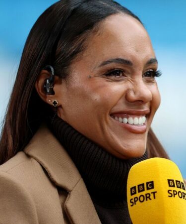 Le salaire énorme, la valeur nette et le manoir de 1,5 million de livres sterling d'Alex Scott, hôte de la Coupe du monde de la BBC