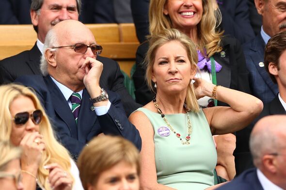 Chris Evert regarde