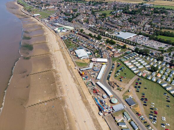 Photo aérienne de la ville balnéaire britannique de Hunstanton dans le Norfolk montrant la zone côtière et la plage ainsi que le parc de vacances pour caravanes.