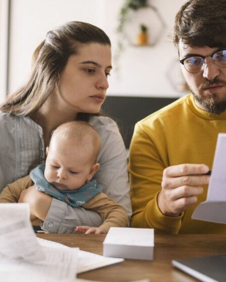 Les Britanniques avec un revenu inférieur à 45 000 £, pension de l'État incluse, ont émis une note « pas assez »