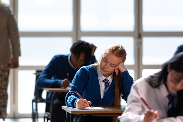 Les élèves du secondaire se concentrent pendant l'examen final