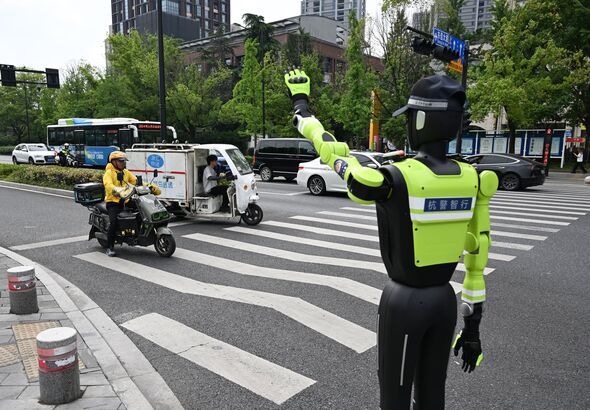 Le robot de trafic AI aide à maintenir l'ordre pour Gaokao à Hangzhou Le robot de trafic AI aide à maintenir l'ordre pour Gaokao à Hangzhou