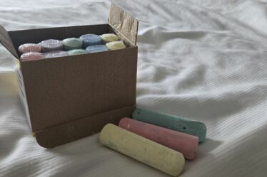Les ménages sont invités à dessiner à la craie autour du lit en juin
