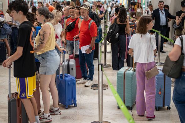 Le Parlement européen a approuvé un ensemble de nouvelles règles pour les voyageurs aériens qui devraient être adoptées au Royaume-Uni.