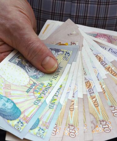 Les retraités de l’État de moins de 77 ans ont reçu des paiements exceptionnels de 1 930 £ mercredi en juillet