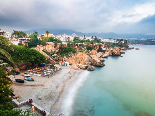 Vue du village de Nerja au coucher du soleil