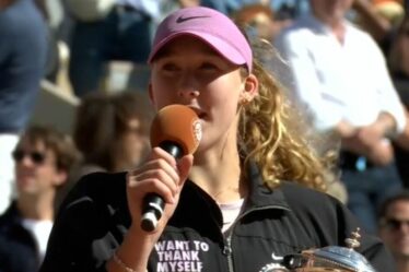 Mirra Andreeva se remercie d'avoir remporté Roland-Garros en tant qu'adolescente couronnée championne