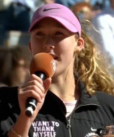Mirra Andreeva se remercie d'avoir remporté Roland-Garros en tant qu'adolescente couronnée championne