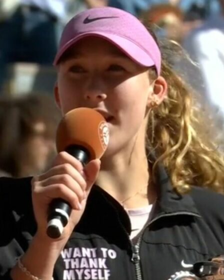 Mirra Andreeva se remercie d'avoir remporté Roland-Garros en tant qu'adolescente couronnée championne