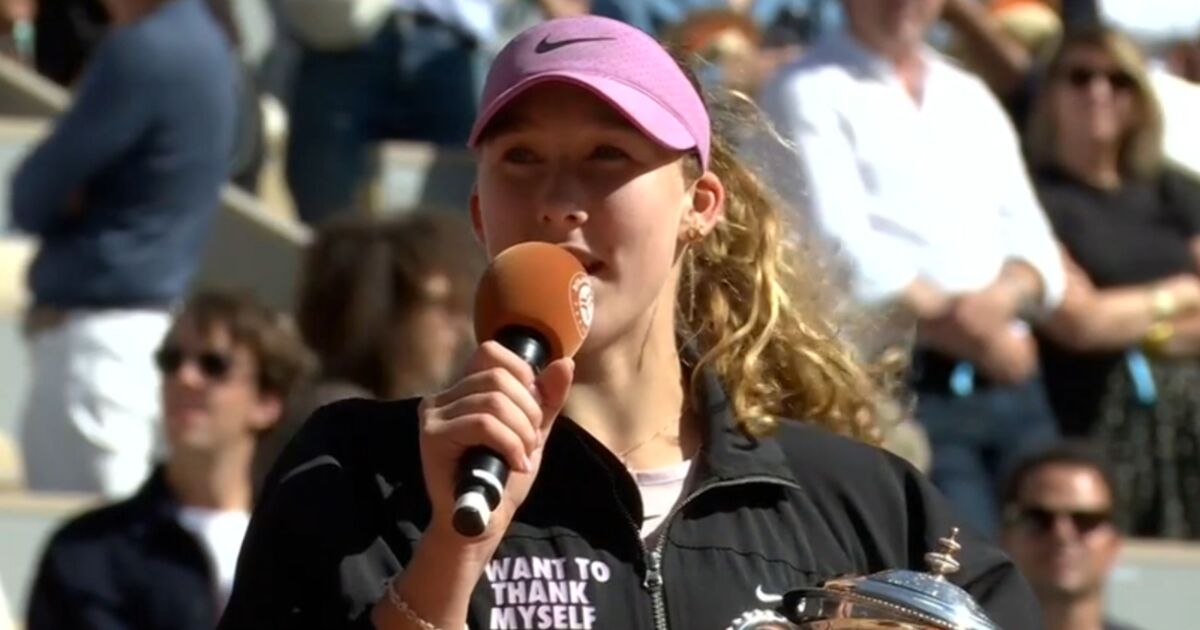 Mirra Andreeva se remercie d'avoir remporté Roland-Garros en tant qu'adolescente couronnée championne