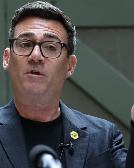 Politique EN DIRECT : Andy Burnham suscite l’indignation alors qu’il quitte la scène sans répondre aux questions