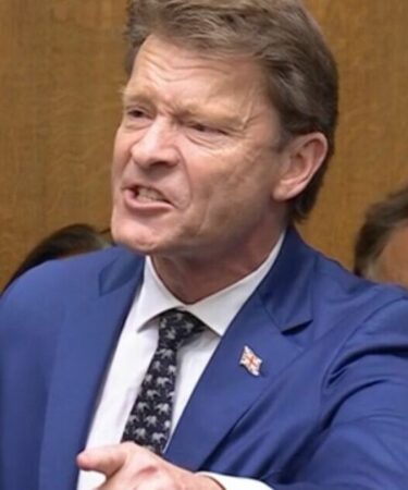 Richard Tice exige furieusement la démission de Keir Starmer des logements familiaux